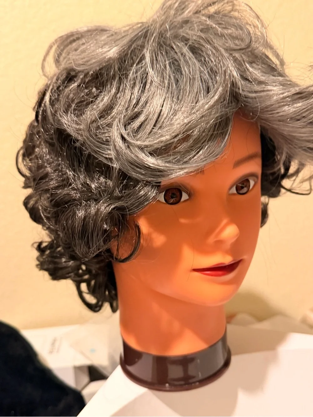 Short Wavy Synthetic Wig in Silver Gray - Classic Everyday Style